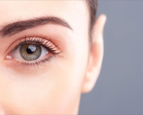 Bei einer Augenlidstraffung unterscheidet man zwischen einer Oberlidstraffung und einer Unterlidstraffung.