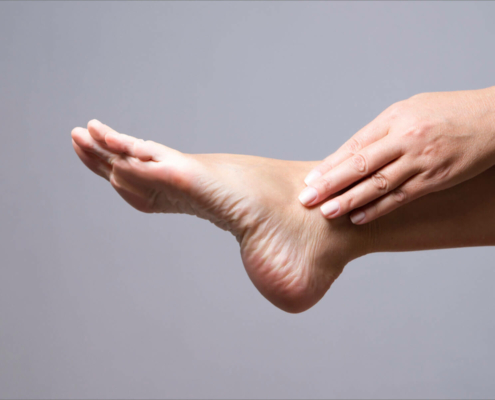 Das Tarsaltunnelsyndrom zeichnet sich durch Schmerzen an der Innenseite des Knöchels am Fuß aus.