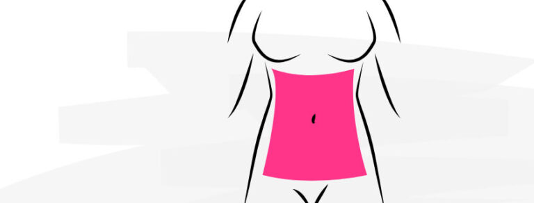 Frau zeigt Bauch nach Bauchdeckenstraffung, plastische Chirurgie.